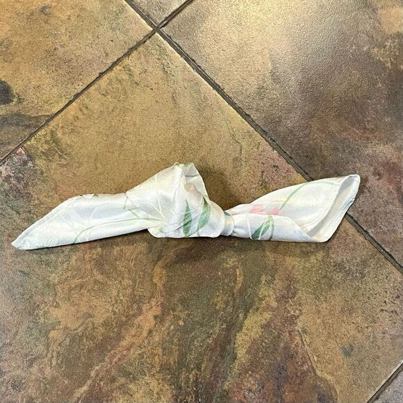 Blooms & Blooms Floral Cloth Napkins Set of 3 - Picture 14 of 14